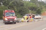 Bombeiros levam duas pessoas ao hospital ap�s acidente de moto na BR-470, em Gaspar