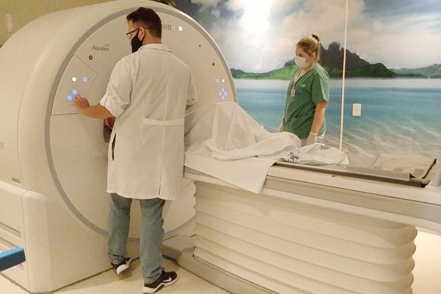 Hospital de Gaspar realiza primeiro exame com tom�grafo doado pela JBS