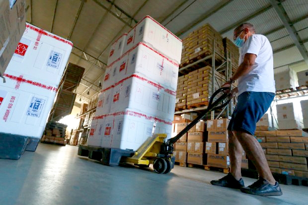 SC come�a a distribuir 71 mil doses de CoronaVac para centrais regionais