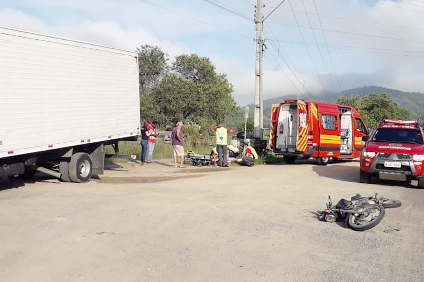 Colisão entre moto e caminhão deixa homem ferido na BR-470, em Gaspar