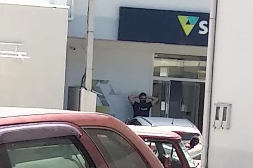 Bandidos assaltam ag�ncia e fogem levando ref�ns no Alto Vale do Itaja�