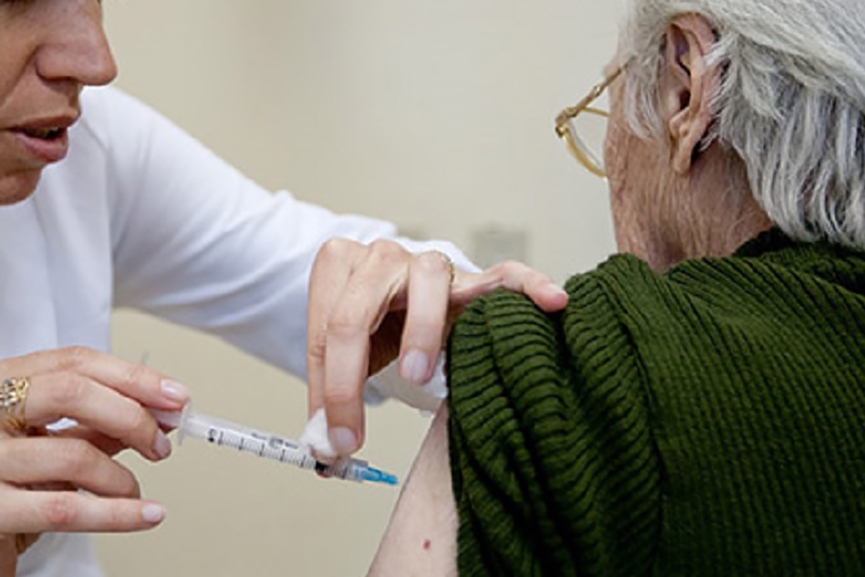 Idosos com mais de 90 anos come�am a ser vacinados contra o coronav�rus em Gaspar