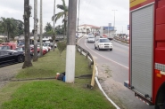 Motorista foge após colisão traseira entre carro e moto em Gaspar
