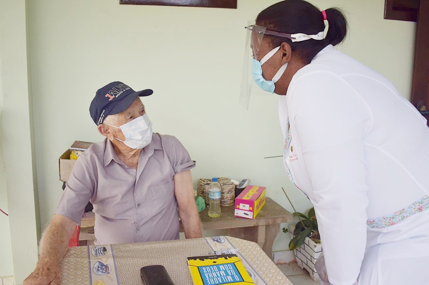 Idoso de 100 anos � o primeiro a receber a vacina na nova fase de imuniza��o em Ilhota