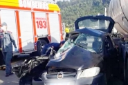 Gr�vida e homem morrem em acidente envolvendo carro e caminh�o de Ilhota