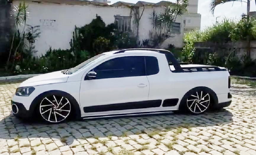 Homem que dirigia carro roubado tenta fugir da pol�cia e � preso com drogas em Gaspar