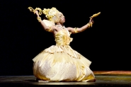 Bailarina Yasmin Tavares representa a fora da dana em Gaspar