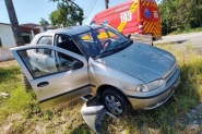 Crian�a � levada ao hospital ap�s batida entre carros no bairro Barrac�o, em Gaspar	