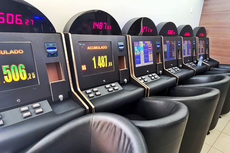 PM fecha cassino clandestino e apreende 21 m�quinas ca�a-n�queis em Blumenau