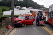 Mulher perde controle da dire��o e colide contra poste no Gasparinho, em Gaspar