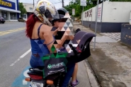 M�e � flagrada carregando beb� em cadeirinha numa moto em Blumenau
