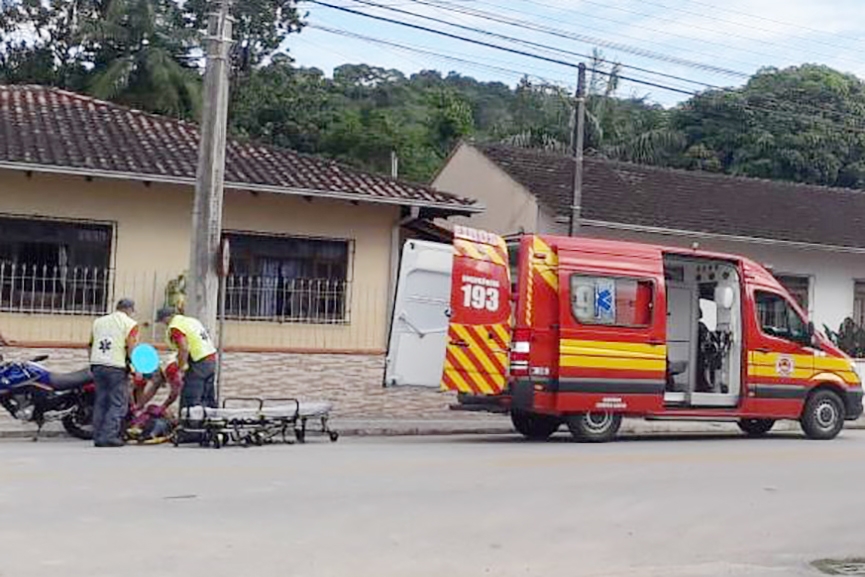 Colis�o traseira entre carro e moto deixa homem ferido no Gaspar Grande