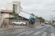 Caminh�o fica pendurado em muro no bairro Santa Terezinha, em Gaspar