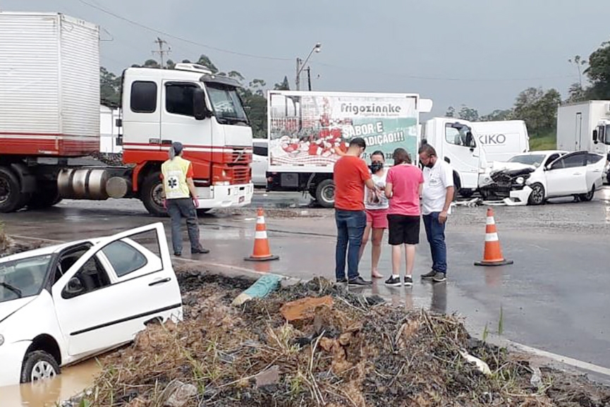 Carro cai em vala ap�s colis�o com outro carro e caminh�o na BR-470, em Gaspar