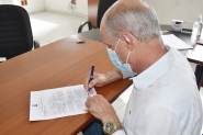 Prefeito de Ilhota assina termo de inten��o de compra de 25 mil doses da vacina contra o coronav�rus