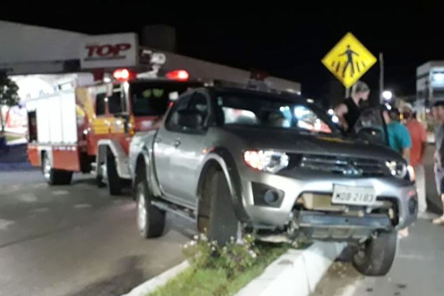 Motorista perde controle de carro e sobe em canteiro central em Gaspar