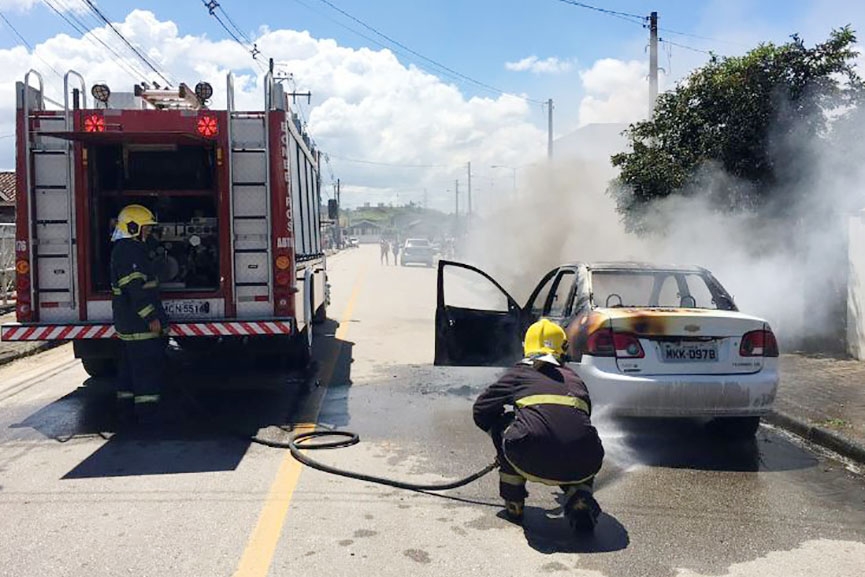 Carro � completamente destru�do em inc�ndio no bairro Gaspar Mirim