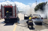 Carro � completamente destru�do em inc�ndio no bairro Gaspar Mirim