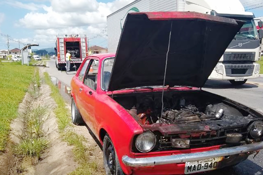 Carro � parcialmente destru�do em inc�ndio em Gaspar