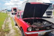 Carro � parcialmente destru�do em inc�ndio em Gaspar