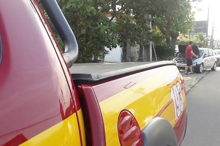 Homem � levado ao hospital ap�s acidente entre carro e moto em Gaspar
