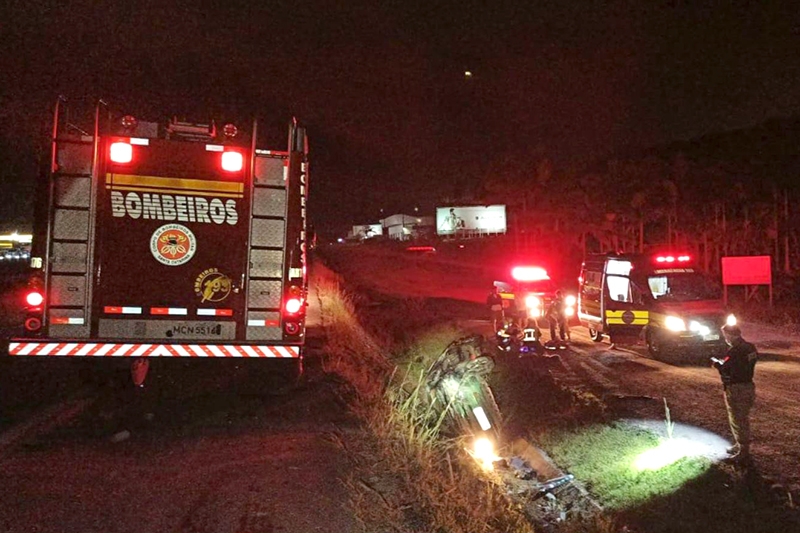 Motorista perde controle da dire��o e capota na BR-470, em Gaspar