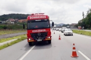Homem � levado ao hospital ap�s acidente entre carro e moto na BR-470, em Gaspar