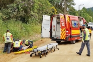 Colis�o entre moto e caminh�o ca�amba deixa jovem ferida em Gaspar	