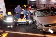 Acidente com tr�s carros deixa duas pessoas feridas na Rodovia Ivo Silveira, em Gaspar