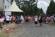 Aglomero e falta de distanciamento s�o registrados no mutir�o da vacina��o em Gaspar