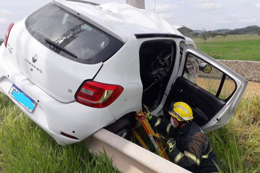 Mulher morre ap�s perder controle do carro e bater em poste na BR-470, em Gaspar