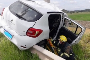 Mulher morre ap�s perder controle do carro e bater em poste na BR-470, em Gaspar