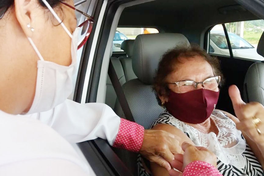 Idosos aprovam vacina��o no sistema drive thru em Gaspar