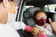 Idosos aprovam vacinação no sistema drive thru em Gaspar