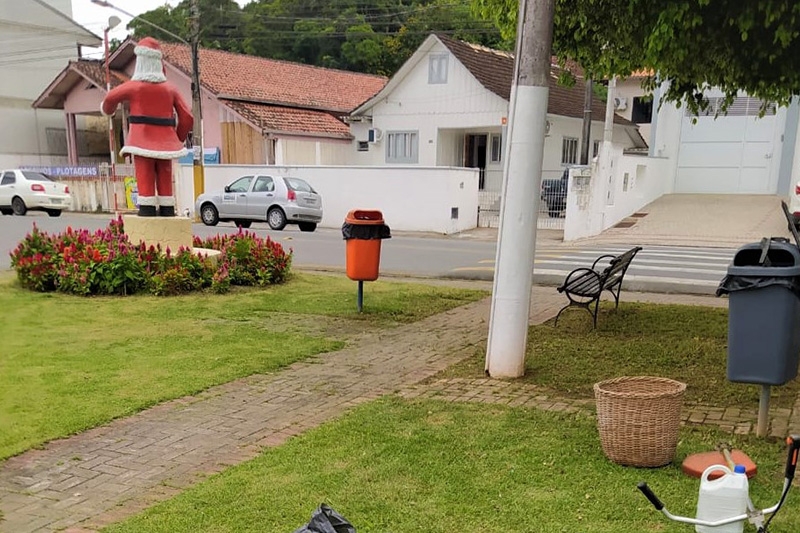 Lions Clube de Gaspar adota Pra�a do Papai Noel