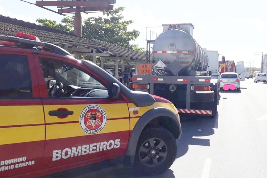 Acidente entre caminh�o de combust�vel e carro deixa um ferido em Gaspar