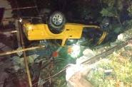 Motorista foge ap�s invadir garagem com caminhonete no Belchior Alto, em Gaspar