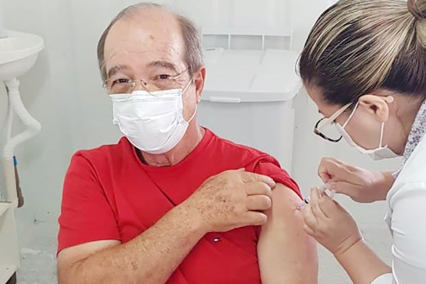 Celso Zuchi, ex-prefeito de Gaspar, � vacinado contra o coronav�rus