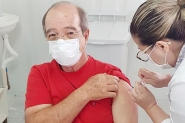 Celso Zuchi, ex-prefeito de Gaspar, � vacinado contra o coronav�rus
