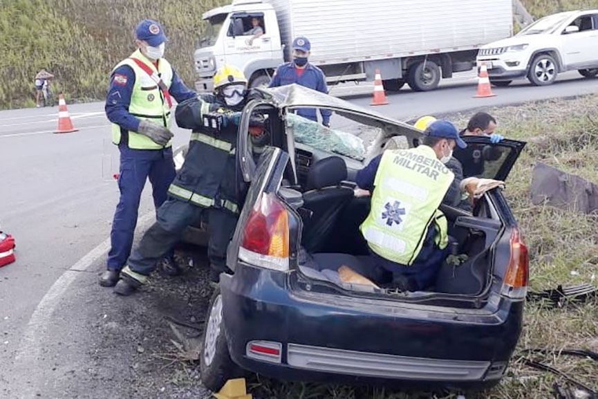 Acidente entre carreta e dois carros deixa tr�s pessoas feridas na BR-470, em Gaspar