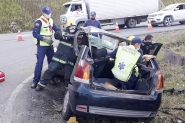 Acidente entre carreta e dois carros deixa tr�s pessoas feridas na BR-470, em Gaspar