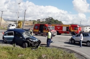 Idosa � levada ao hospital ap�s colis�o entre tr�s carros no acesso � Ponte do Vale, em Gaspar 
