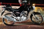 Cachorro atravessa na frente de moto e causa queda de homem no bairro Bateias, em Gaspar