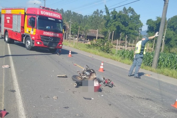 Colis�o entre moto e caminh�o mata mulher de 38 anos em Timb�