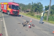 Colis�o entre moto e caminh�o mata mulher de 38 anos em Timb�