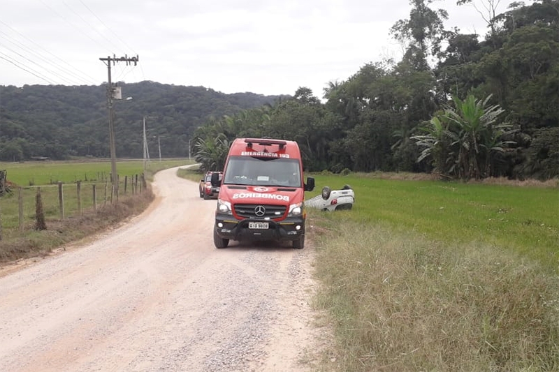 Ve�culo capota no bairro Gaspar Grande, em Gaspar	