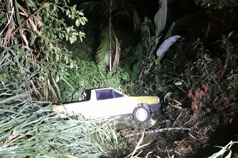 Ve�culo capota e cai em ribanceira no bairro Gasparinho, em Gaspar
