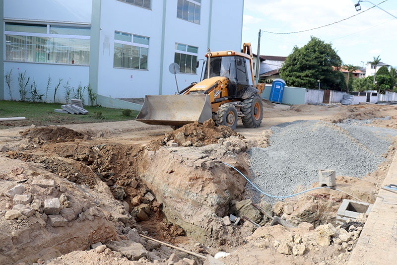 Rua do bairro Sete de Setembro recebe melhorias no sistema de drenagem