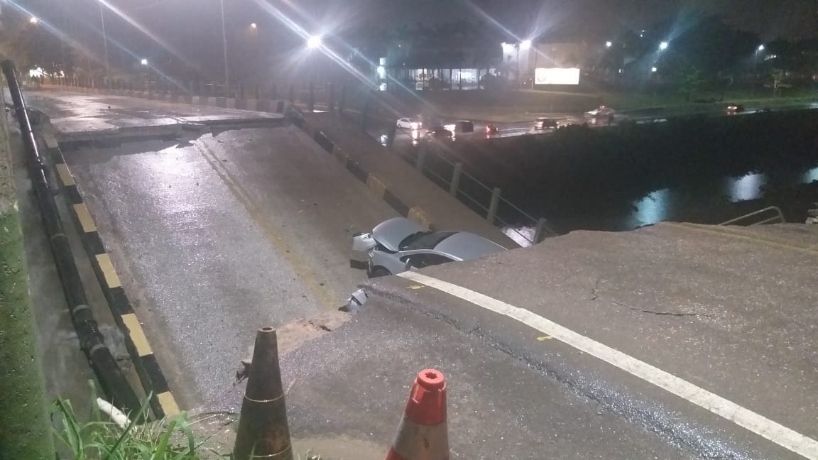 Cabeceira de ponte desaba com tr�s carros em Brusque