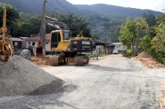 Novo trecho de rua no Alto Gasparinho recebe pavimenta��o